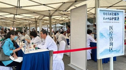 市民親手體驗制作香囊，醫院十年如一日提供大型中醫咨詢服務